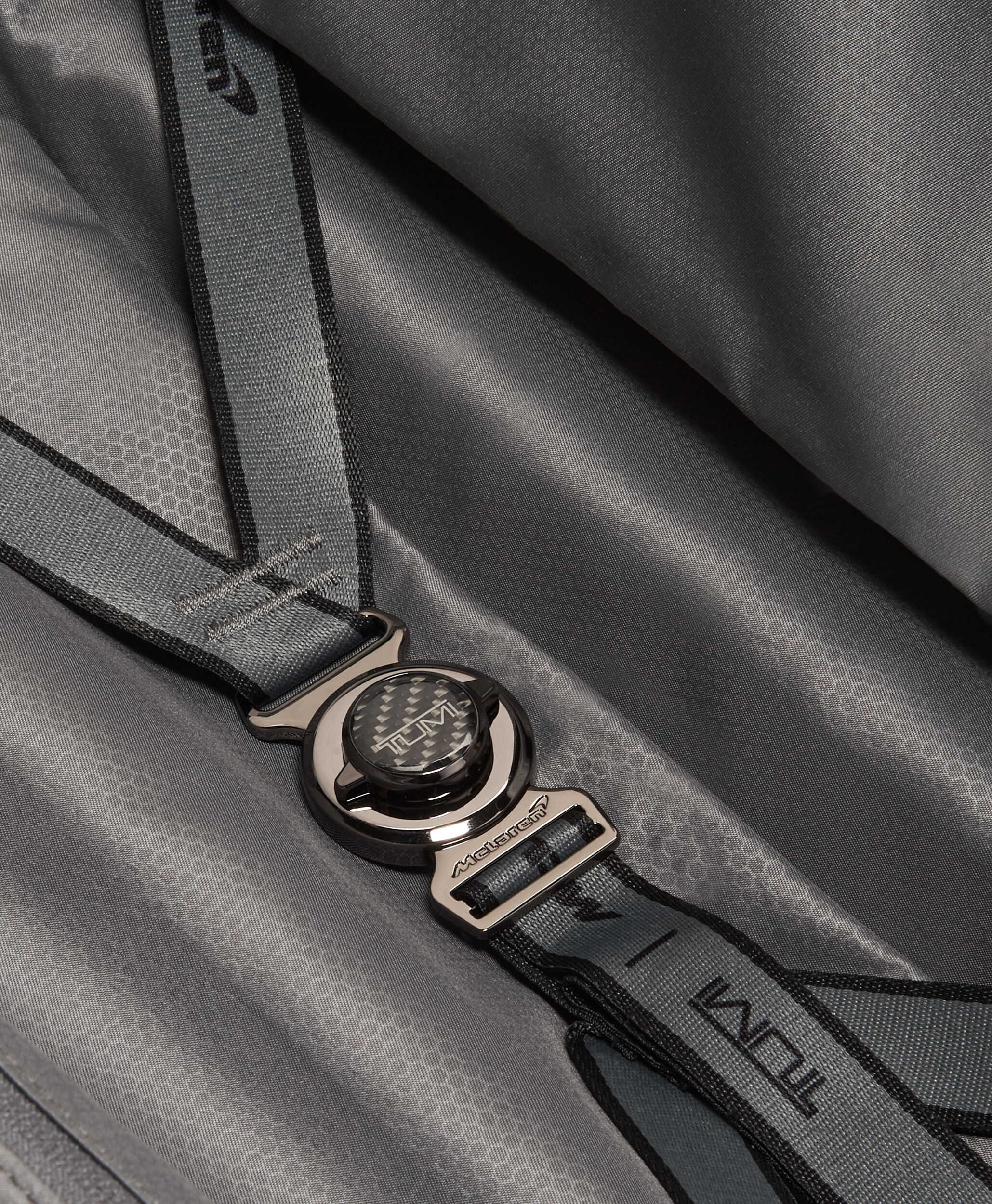 未使用品　TUMI McLaren バック　送料無料 TUMI I MCLAREN 「ヴェロシティ」バックパック カーボン｜TUMI(トゥミ