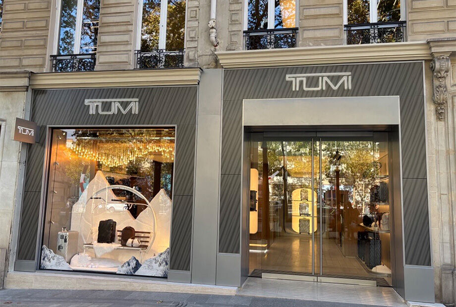 TUMI Store - Champs-&Eacute;lys&eacute;es